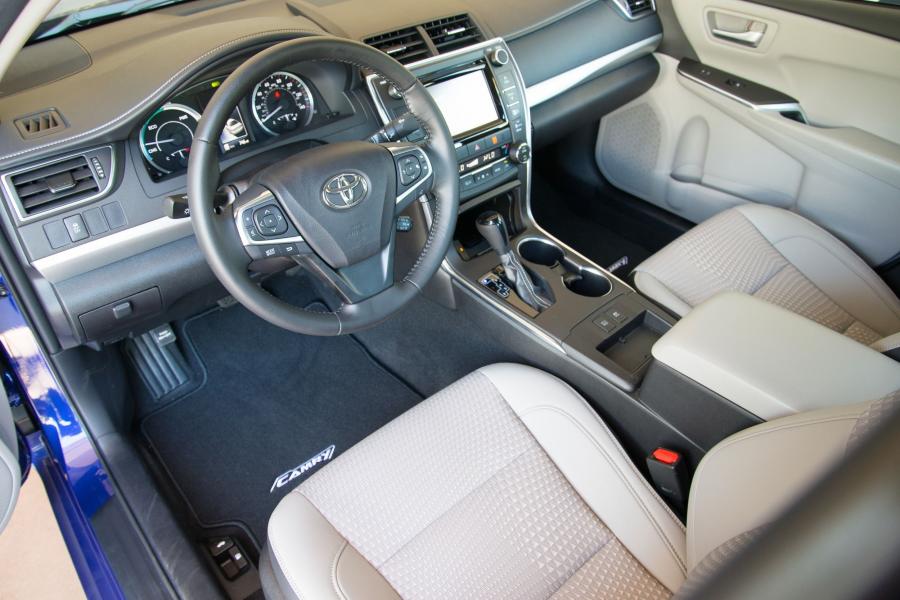  Toyota Camry Hybrid 2015 года  (US) (фото 8 из 28)